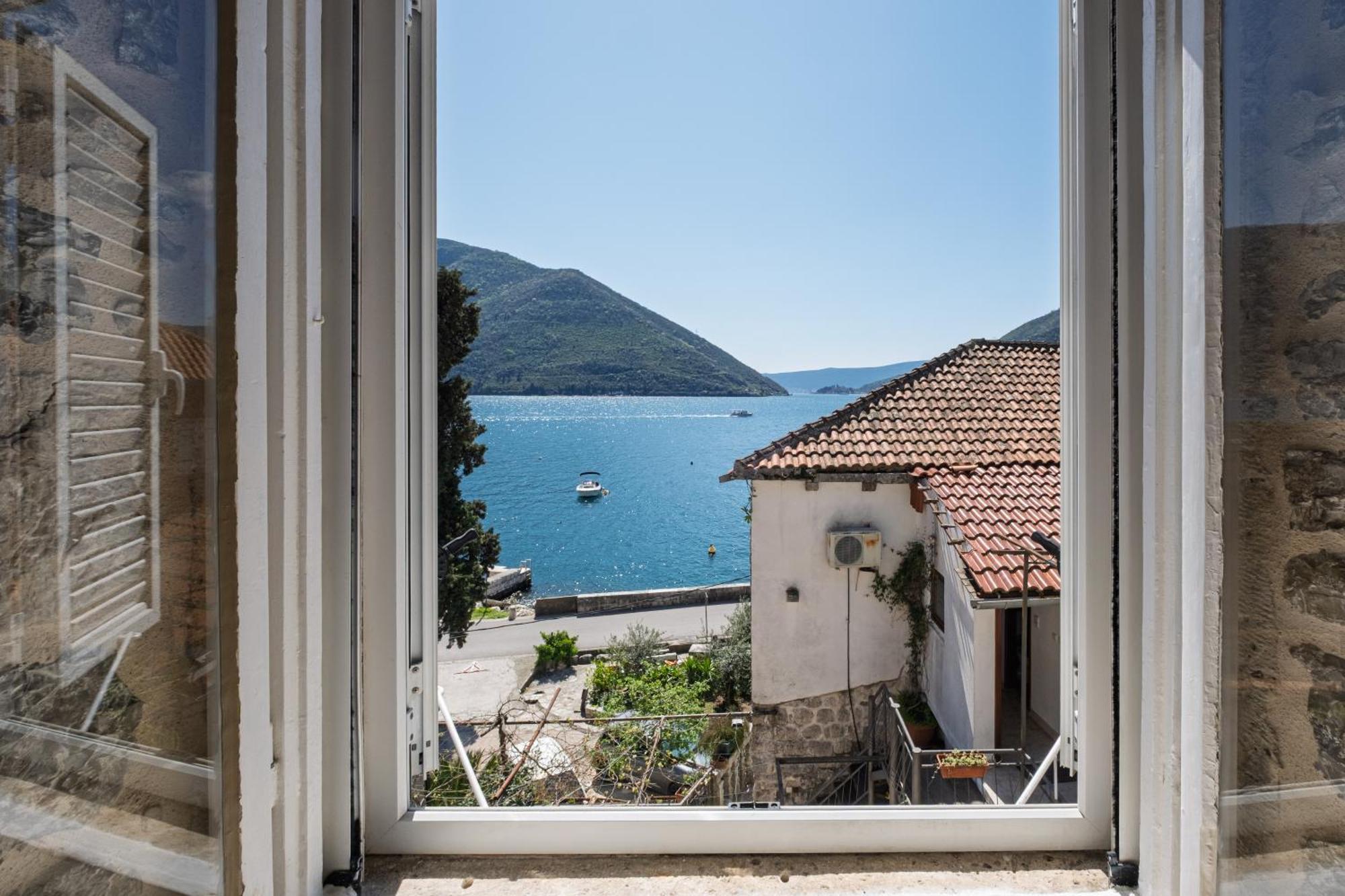 Bluemarine Rooms & Apartments Perast Esterno foto