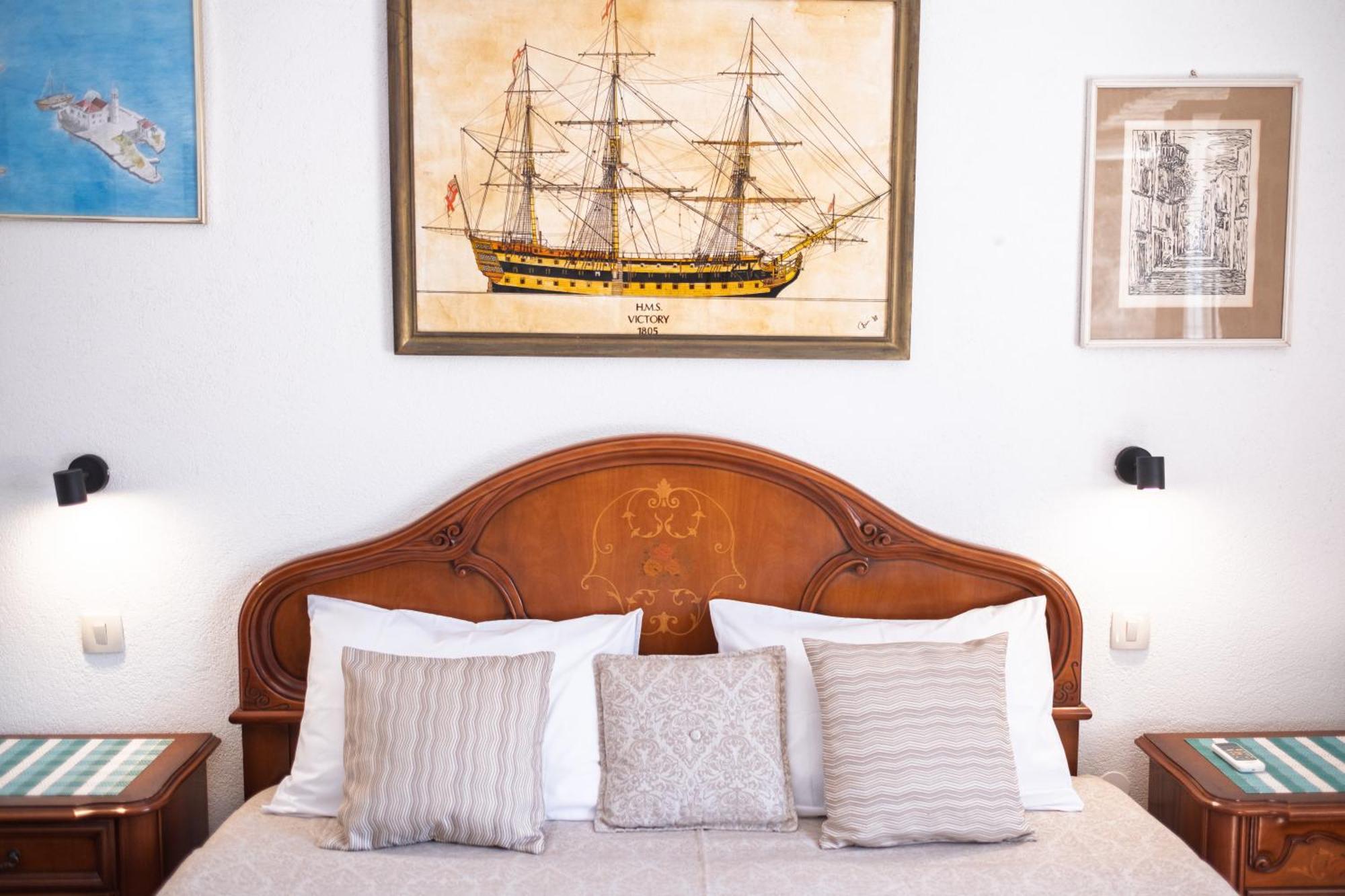 Bluemarine Rooms & Apartments Perast Esterno foto